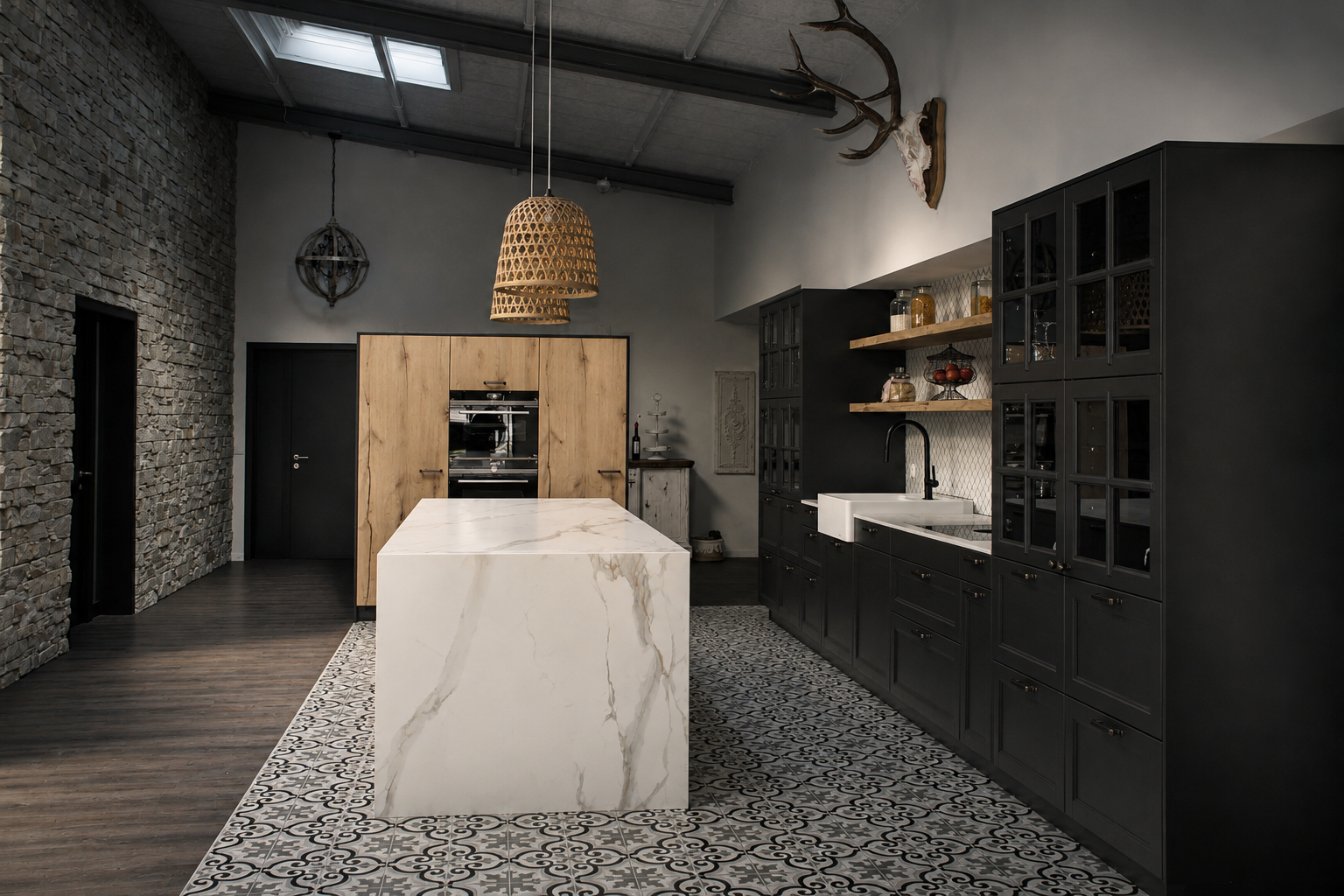Ausstellungsküche von grüneisen küchenstudio: monolithische helle Insel, dunkle gerahmte Schrankwand mit Glasvitrinen, Holz-Hochschrankblock mit integrierten Geräten, Natursteinwand, ornamentaler Boden, Loftdecke mit Oberlicht